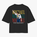 Camiseta com estampa frontal de um artista performando, sobreposta a três repetições do nome "Michael" em amarelo, verde e vermelho, acompanhada da frase "They Don't Really Care About Us".