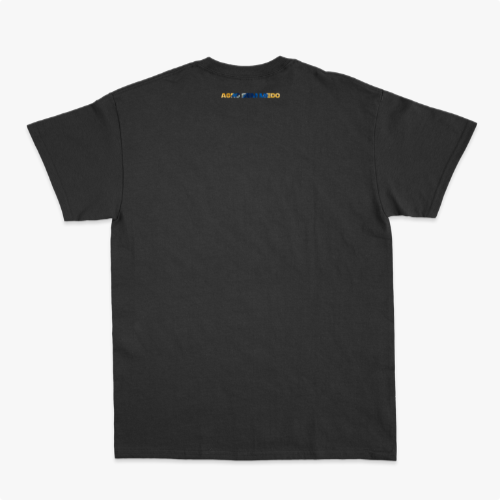 Camiseta com estampa frontal de "BRASIL" em letras preenchidas por elementos gráficos variados e estampa traseira discreta com a frase "AGTBB FBRKM 100".