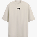 Camiseta com estampa frontal de texto estilizado "TïFF" e estampa traseira de "TEAM FF" em letras maiúsculas.