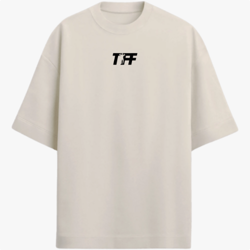 Camiseta com estampa frontal de texto estilizado "TïFF" e estampa traseira de "TEAM FF" em letras maiúsculas.