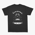 Camiseta com estampa frontal de pequeno disco voador minimalista e estampa traseira de personagem desenhado, com dizeres "Eu sou meu maior inimigo" em destaque.