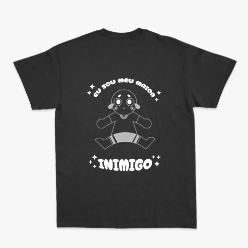 Camiseta com estampa frontal de pequeno disco voador minimalista e estampa traseira de personagem desenhado, com dizeres "Eu sou meu maior inimigo" em destaque.