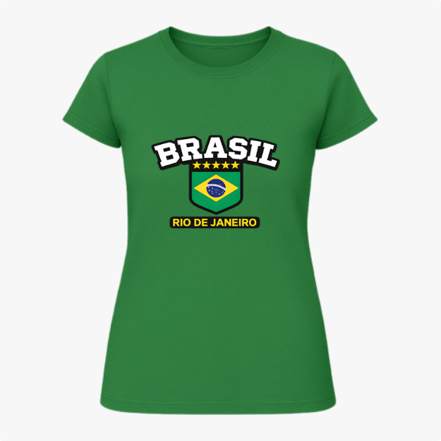 Camiseta com estampa frontal de "BRASIL" em letras grandes sobre cinco estrelas, um escudo com a bandeira nacional e a inscrição "RIO DE JANEIRO".