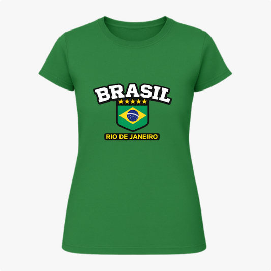 Camiseta com estampa frontal de "BRASIL" em letras grandes sobre cinco estrelas, um escudo com a bandeira nacional e a inscrição "RIO DE JANEIRO".