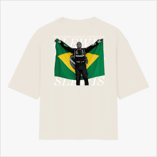 Camiseta com estampa frontal de número '44' no lado esquerdo superior e estampa traseira de pessoa segurando bandeira brasileira e textos em destaque.