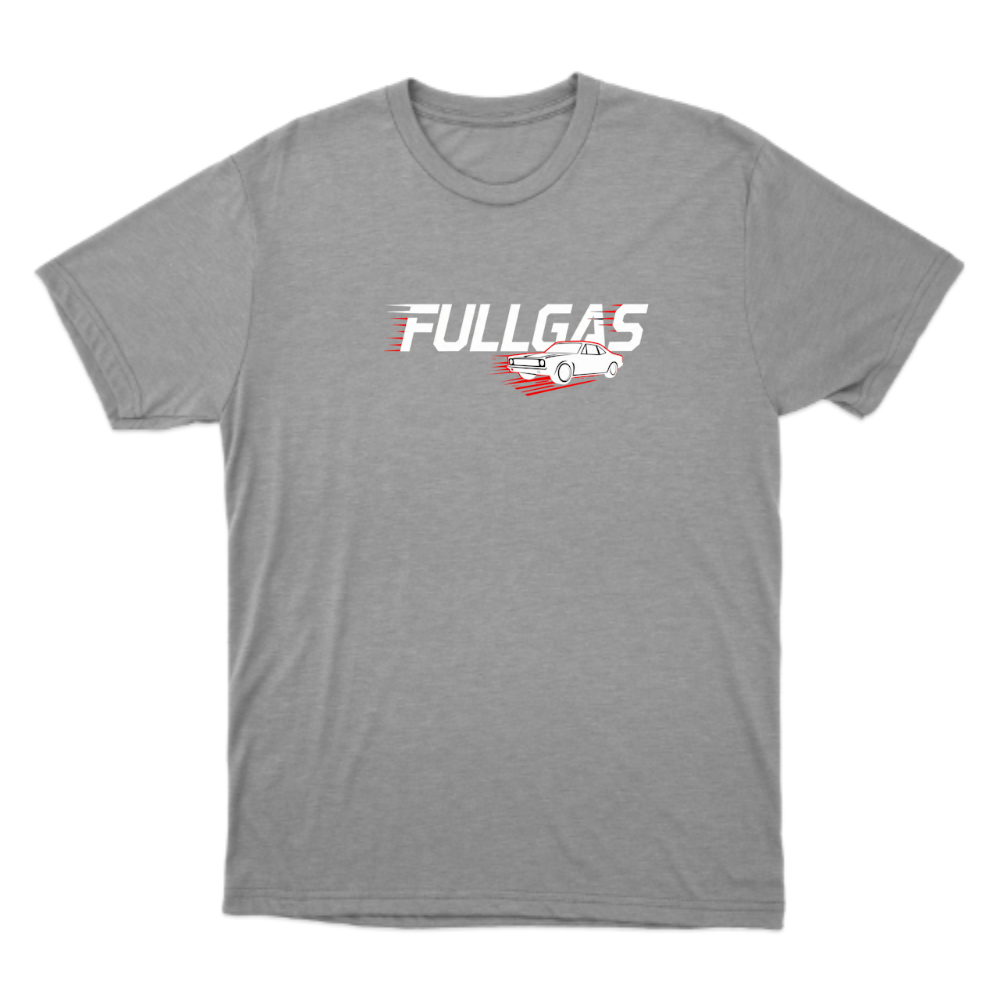 Camiseta com estampa frontal de carro com efeito de velocidade ao lado da palavra "FULLGAS" estilizada e estampa traseira de texto "FULLGAS" estilizado.