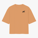Camiseta com estampa frontal de um desenho estilizado em forma de zigzag e estampa traseira de texto "JESUS IS KING" sobre uma estrela estilizada.