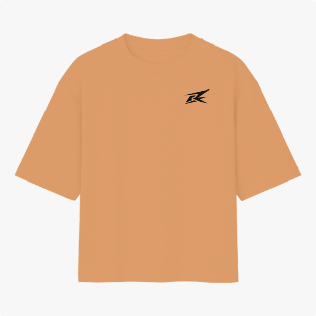 Camiseta com estampa frontal de um desenho estilizado em forma de zigzag e estampa traseira de texto "JESUS IS KING" sobre uma estrela estilizada.