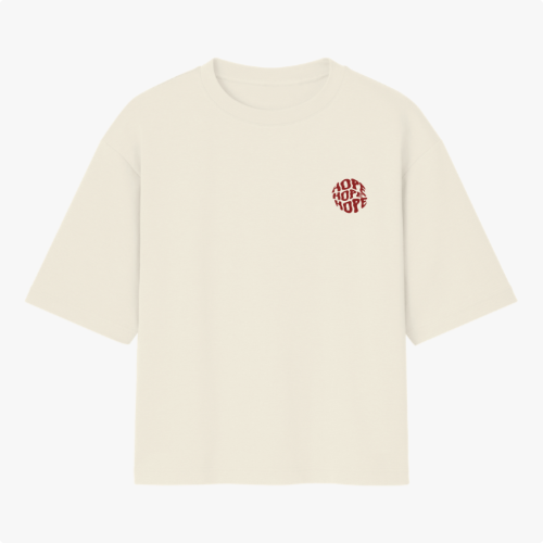 Camiseta com estampa frontal de "HOPE" estilizado em letras justapostas e estampa traseira com frases misturando palavras em formato de ampulheta.