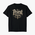 Camiseta com estampa frontal de lettering decorativo escrito "Priest Latino" e estampa traseira de uma caveira pequena no canto inferior.