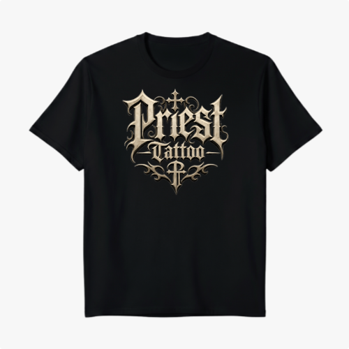 Camiseta com estampa frontal de lettering decorativo escrito "Priest Latino" e estampa traseira de uma caveira pequena no canto inferior.