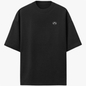 Camiseta com estampa frontal de símbolo minimalista e estampa traseira de pranchas de surfe em fundo de pôr do sol com palmeiras e chão xadrez.