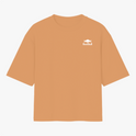 Camiseta com estampa frontal de logo estilizado e estampa traseira de piloto sobre carro de corrida com textos verticais e grandes letras diagonais.