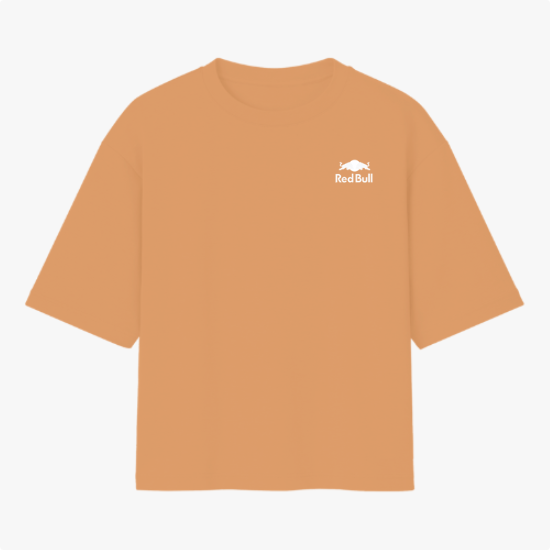 Camiseta com estampa frontal de logo estilizado e estampa traseira de piloto sobre carro de corrida com textos verticais e grandes letras diagonais.