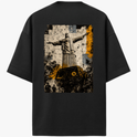 Camiseta com estampa frontal de símbolo de seta estilizada em círculo e estampa traseira de Cristo Redentor em arte urbana com fundo texturizado.