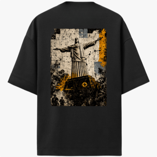 Camiseta com estampa frontal de símbolo de seta estilizada em círculo e estampa traseira de Cristo Redentor em arte urbana com fundo texturizado.