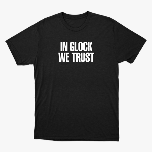 Camiseta com estampa frontal de texto estilizado em caixa alta "IN GLOCK WE TRUST".