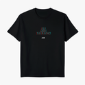 Camiseta com estampa frontal de texto tridimensional "IRR MOIC VALUATION" sobreposto, com efeito de sombra colorida e uma pequena inscrição "ABCVČ" abaixo.