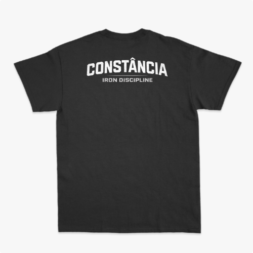 Camiseta com estampa frontal de "Iron Discipline" e design de montanhas, e estampa traseira de "CONSTÂNCIA Iron Discipline" em letras destacadas.
