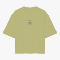 Camiseta com estampa frontal de texto "Basquete Bonito" com ícone de bola e estampa traseira de esqueleto em cenário de placas com frases sobre repescagem.
