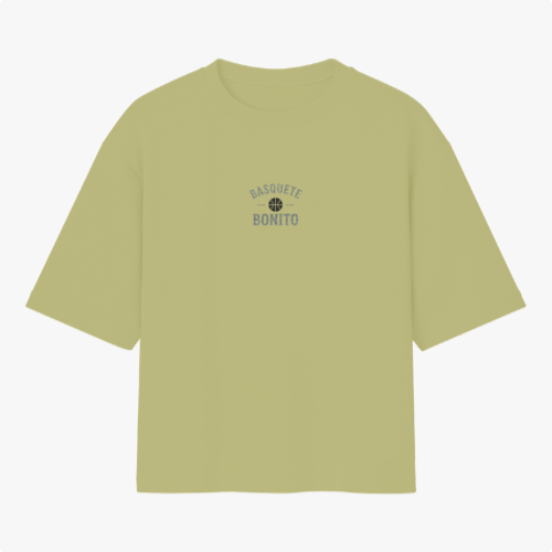 Camiseta com estampa frontal de texto "Basquete Bonito" com ícone de bola e estampa traseira de esqueleto em cenário de placas com frases sobre repescagem.