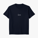 Camiseta com estampa frontal de assinatura estilizada em linha com pequena inscrição adjacente centrada no peito.