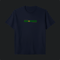 Camiseta com estampa frontal de "ORDEM E PROGRESSO" dentro de um retângulo e símbolo central, e estampa traseira com a mesma frase sobre bandeira estilizada.
