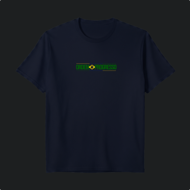 Camiseta com estampa frontal de "ORDEM E PROGRESSO" dentro de um retângulo e símbolo central, e estampa traseira com a mesma frase sobre bandeira estilizada.