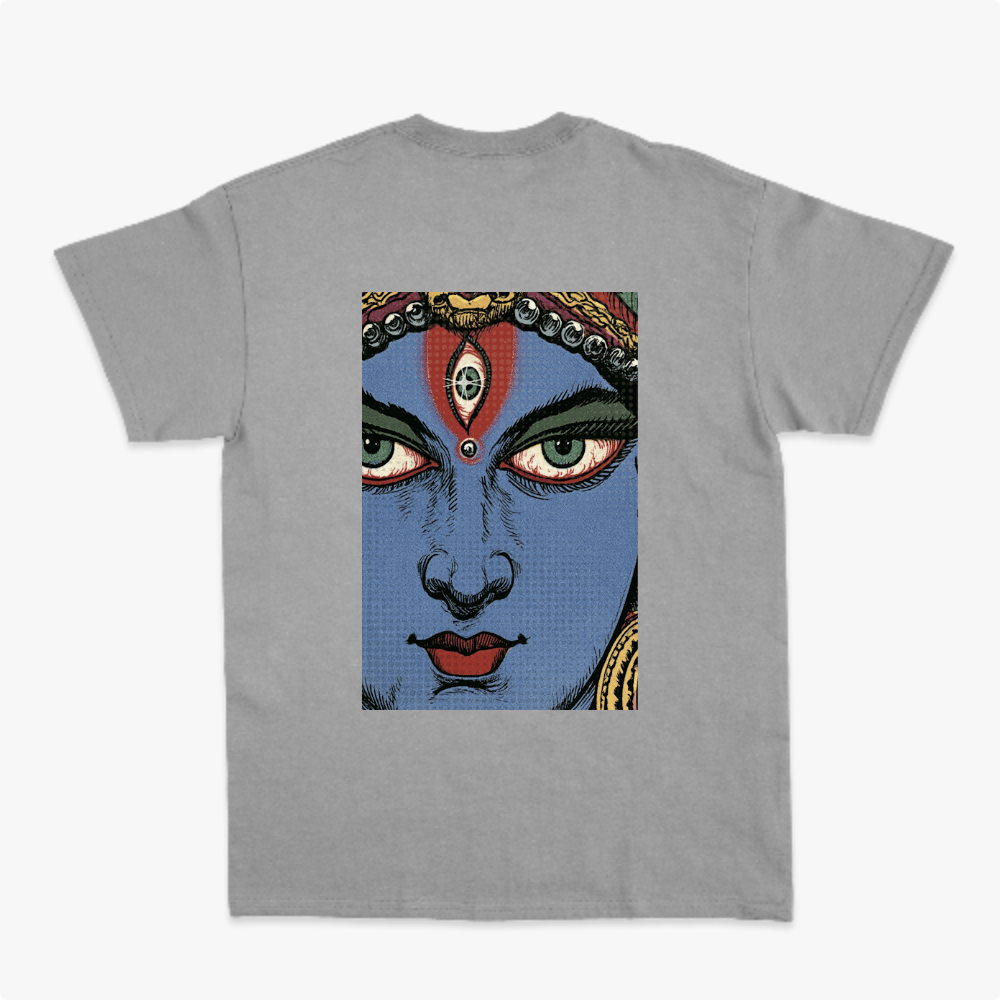 Camiseta com estampa frontal de letras estilizadas com efeito de estrela e estampa traseira de rosto detalhado em estilo ilustração com adornos.