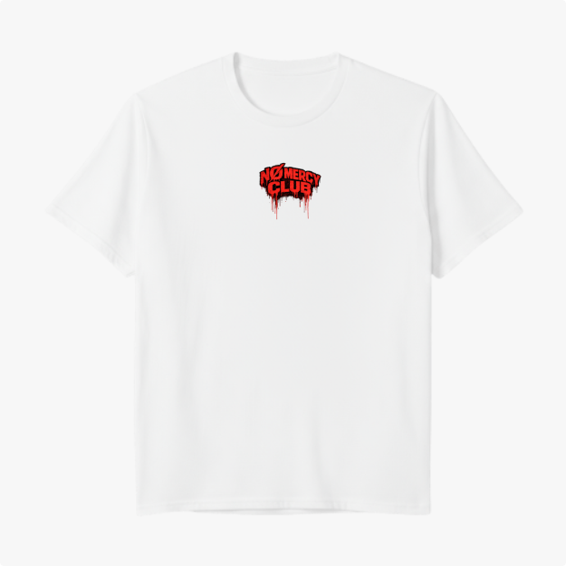 Camiseta com estampa frontal de letras estilizadas e gotejantes "NO MERCY CLUB" e estampa traseira de uma cobra em posição agressiva com efeito escorrido.