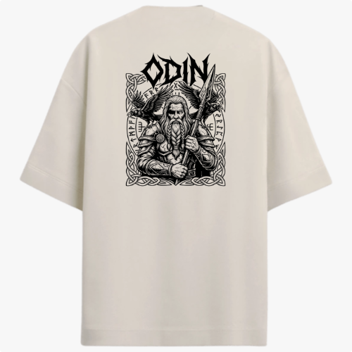 Camiseta com estampa frontal de logotipo com texto "Serbia" em destaque e estampa traseira apresentando ilustração de Odin com detalhes vikings elaborados.