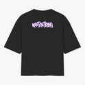 Camiseta com estampa frontal de lettering estilizado em graffiti, com contorno robusto e detalhes dinâmicos que evocam um design urbano e moderno.