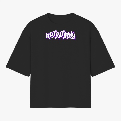 Camiseta com estampa frontal de lettering estilizado em graffiti, com contorno robusto e detalhes dinâmicos que evocam um design urbano e moderno.