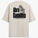 Camiseta com estampa frontal de chaves cruzadas e estampa traseira de mão segurando chave, junto com a frase "Abre Caminho o sentinela está na porta".