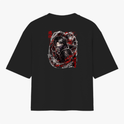 Camiseta com estampa frontal de inscrição estilizada ao lado de um símbolo e estampa traseira de ilustração complexa, com personagem envolto em efeitos dinâmicos.