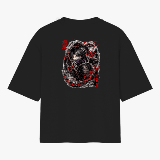 Camiseta com estampa frontal de inscrição estilizada ao lado de um símbolo e estampa traseira de ilustração complexa, com personagem envolto em efeitos dinâmicos.