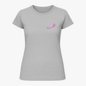 Camiseta com estampa frontal de letra estilizada curva e estampa traseira de ilustração de mulher confiante em vestuário moderno com frase "Gordelicia Sim!".