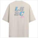 Camiseta com estampa frontal de “L5 2C” em estilo pixelizado e texto menor em roxo, e estampa traseira ampliada do mesmo texto com caracteres adicionais.