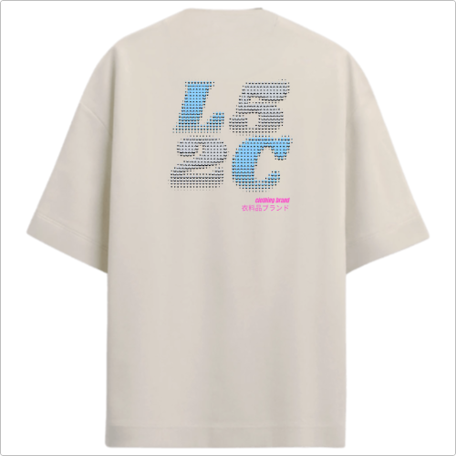 Camiseta com estampa frontal de “L5 2C” em estilo pixelizado e texto menor em roxo, e estampa traseira ampliada do mesmo texto com caracteres adicionais.
