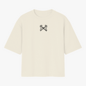 Camiseta com estampa frontal de duas chaves cruzadas detalhadas, e estampa traseira de uma mão levantada ao lado da frase "FIRMEZA! primeiro se firma, depois se caminha.".