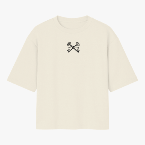 Camiseta com estampa frontal de duas chaves cruzadas detalhadas, e estampa traseira de uma mão levantada ao lado da frase "FIRMEZA! primeiro se firma, depois se caminha.".