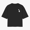 Camiseta com estampa frontal de pequeno fantasma ao lado de um balão.