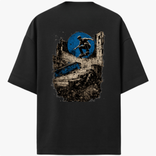 Camiseta com estampa frontal de logo minimalista circular e estampa traseira de skatista sobre ruínas urbanas e círculo abstrato.