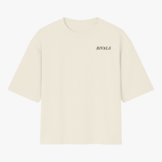 Camiseta com estampa frontal de texto "RIVALS" e estampa traseira de carros de corrida sobrepostos por "RIVALS", com a frase "THE LAST LAP WAS NEVER JUST A LAP".