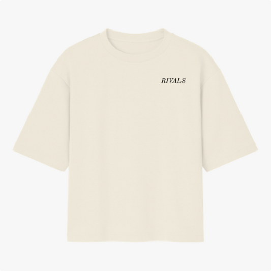 Camiseta com estampa frontal de texto "RIVALS" e estampa traseira de carros de corrida sobrepostos por "RIVALS", com a frase "THE LAST LAP WAS NEVER JUST A LAP".