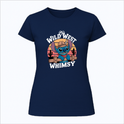 Camiseta com estampa frontal de personagem azul usando chapéu de cowboy, cercado por cactos e pôr do sol, com as palavras "WILD WEST WHIMSY".