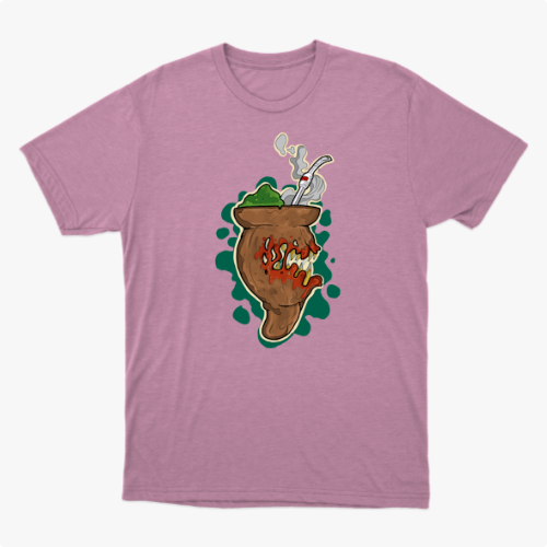 Camiseta com estampa frontal de um chimarrão estilizado com erva-mate, cuia e fumaça, rodeado por um fundo de formas orgânicas em contraste.
