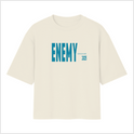 Camiseta com estampa frontal de palavra "ENEMY" em caixa alta, acompanhada de um pequeno texto "CONFRONTING" e o número "2125" ao lado direito.
