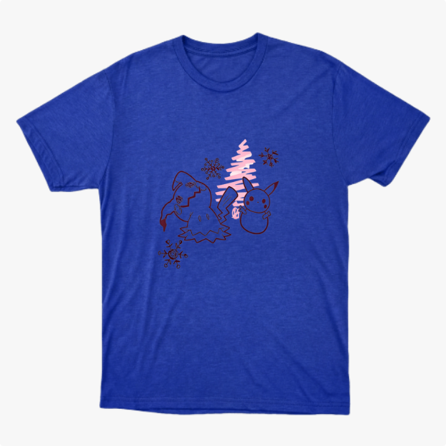 Camiseta com estampa frontal de personagens ao lado de pinheiro estilizado, acompanhados por flocos de neve dispersos pelo design.