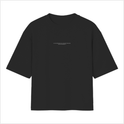 Camiseta com estampa frontal de texto minimalista centralizado com mensagem espirituosa, destacando um estilo casual e moderno através de tipografia sutil.